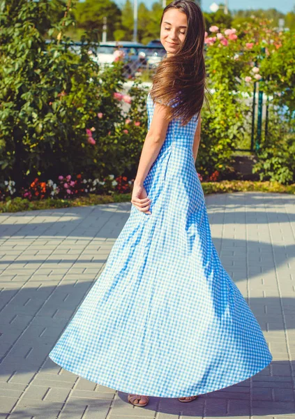 Güzel Genç Sıska Bir Kız Uzun Bir Elbiseyle Şehirde Dolaşıyor — Stok fotoğraf