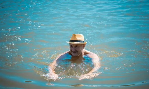 Glücklicher Älterer Mann Der Wasser Schwimmt Der Natur Und Der — Stockfoto