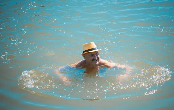 Feliz Hombre Mayor Nadando Agua Naturaleza Descanso Estilo Vida Las — Foto de Stock
