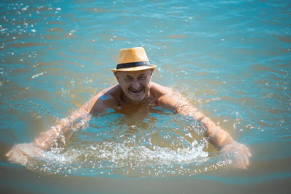 Šťastný Senioři Plavání Vodě Přírodě Odpočinku Životní Styl Lidí Penzi — Stock fotografie
