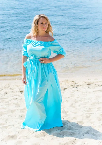 Une Femme Âge Moyen Une Robe Bleu Clair Repose Sur — Photo