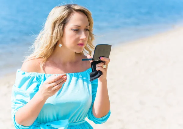 Una Mujer Mediana Edad Además Vestido Azul Claro Descansa Paseo —  Fotos de Stock