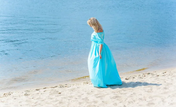 Una Donna Mezza Età Più Con Vestito Azzurro Riposa Sul — Foto Stock