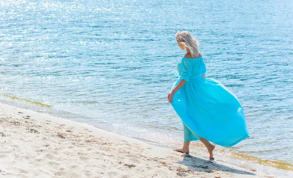 Une Femme Âge Moyen Une Robe Bleu Clair Repose Sur — Photo