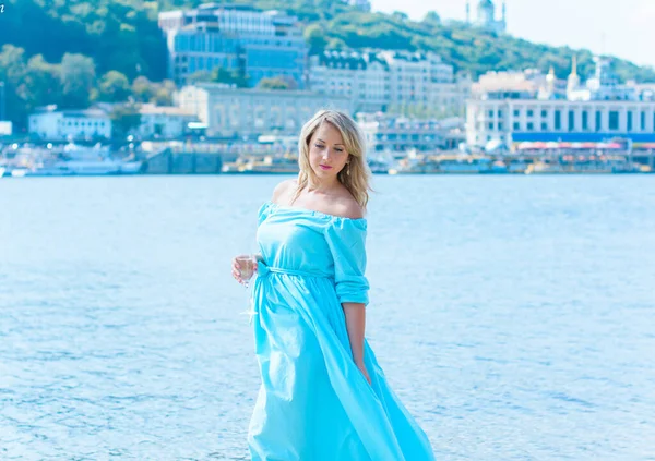 Middle Aged Woman Light Blue Dress Rests City Waterfront Day — Stock Photo, Image