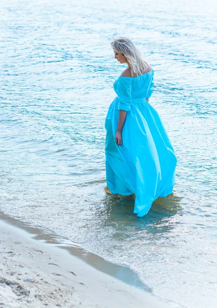 Une Femme Âge Moyen Une Robe Bleu Clair Repose Sur — Photo