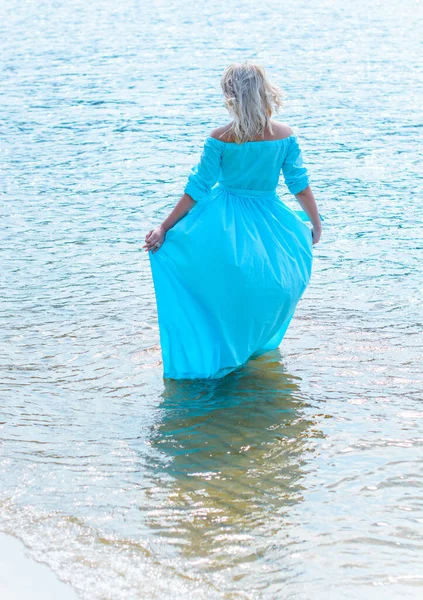 Une Femme Âge Moyen Une Robe Bleu Clair Repose Sur — Photo
