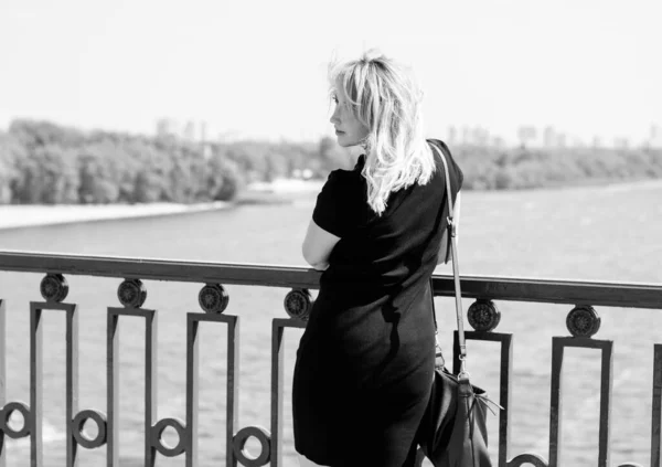 Uma Mulher Loira Cabelo Vestido Preto Saco Cidadão Caminhar Cidade — Fotografia de Stock
