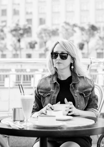 Mujer Bastante Elegante Esperando Novio Una Cita Hermosa Dama Cafetería —  Fotos de Stock