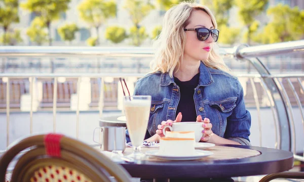 Mujer Bastante Elegante Esperando Novio Una Cita Hermosa Dama Cafetería —  Fotos de Stock