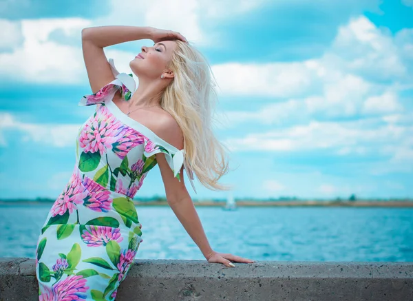 Beautiful Blonde Hair Woman Romantic Flowers Dress Blue Water Sand — Stock Photo, Image