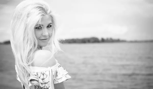 Vacker Blond Hår Kvinna Romantiska Blommor Klänning Nära Blått Vatten — Stockfoto