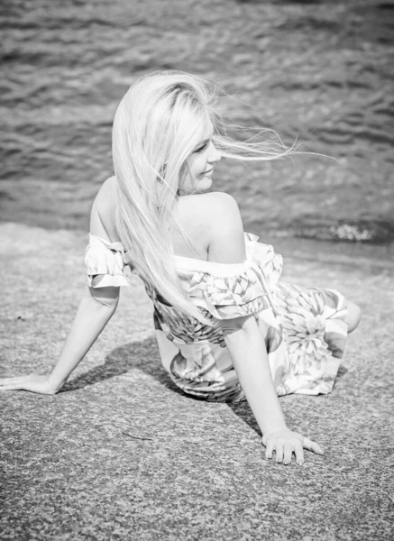 낭만적 피우는 아름다운 금발의 여자가 근처에서 아가씨가 휴가를 즐기고 — 스톡 사진