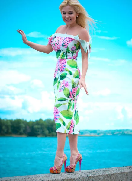 Piękne Blond Włosy Kobieta Romantycznych Kwiatów Sukienka Pobliżu Niebieskiej Wody — Zdjęcie stockowe