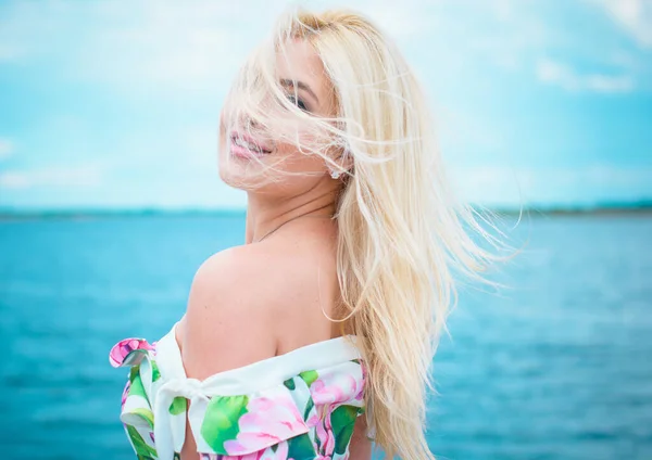 Beautiful Blonde Hair Woman Romantic Flowers Dress Blue Water Sand — Stock Photo, Image