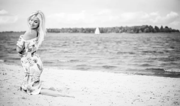 Красива Блондинка Романтичній Сукні Квітами Біля Блакитної Води Піску Мила — стокове фото