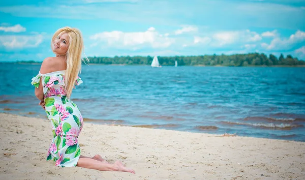 Vacker Blond Hår Kvinna Romantiska Blommor Klänning Nära Blått Vatten — Stockfoto