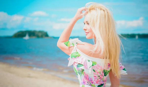 Mulher Cabelo Loira Bonita Flores Românticas Vestido Perto Água Azul — Fotografia de Stock