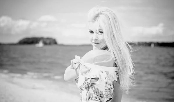 Krásné Blond Vlasy Žena Romantických Květinách Šaty Blízkosti Modré Vody — Stock fotografie