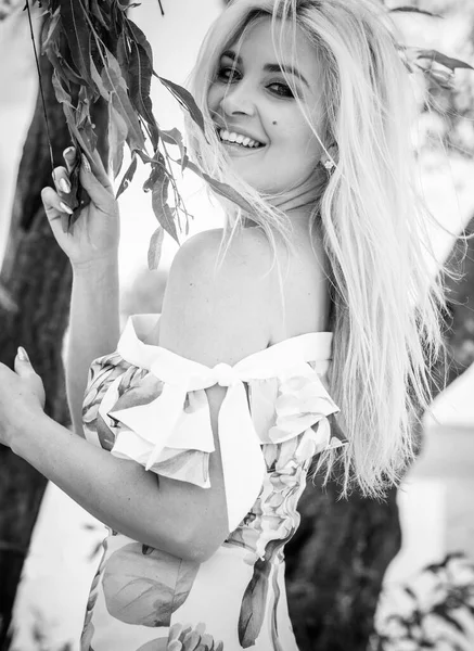 Piękne Blond Włosy Kobieta Romantycznych Kwiatów Sukienka Pobliżu Niebieskiej Wody — Zdjęcie stockowe