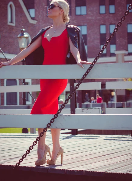 Fantastyczne Stylowe Ładna Kobieta Iść Zakupy Europie Kobieta Czerwonej Sukience — Zdjęcie stockowe