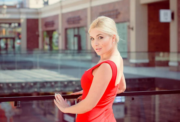 Fantastyczne Stylowe Seksowne Blond Włosy Ładna Kobieta Nosić Czerwoną Sukienkę — Zdjęcie stockowe