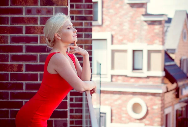 Fantastische Stilvolle Sexy Blonde Haare Hübsche Frau Tragen Rotes Kleid — Stockfoto