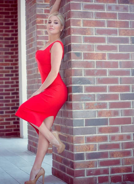 Fantastische Stilvolle Sexy Blonde Haare Hübsche Frau Tragen Rotes Kleid — Stockfoto