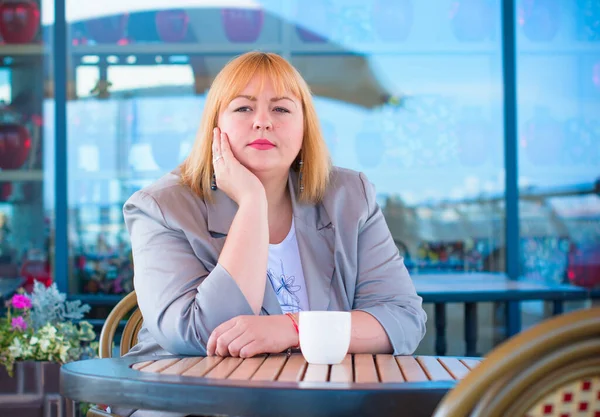 Plump Agradável Americana Jovem Mulher Sentar Café Terraço Dia Quente — Fotografia de Stock