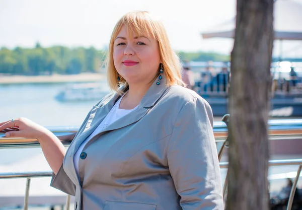 Glückliche Übergewichtige Frau Die Guten Tagen Durch Die Straßen Der — Stockfoto