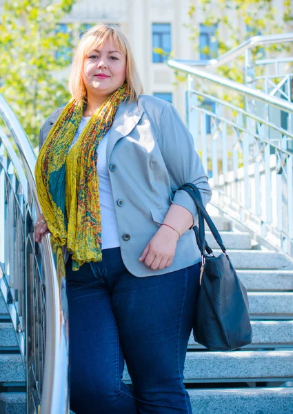 Feliz Mujer Con Sobrepeso Caminando Por Calle Ciudad Buen Día — Foto de Stock