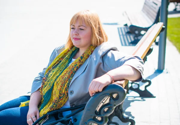 Happy Overweight Woman Walking City Street Good Day Sunny Portrait — Stock Photo, Image