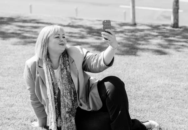 Feliz Mulher Com Excesso Peso Andando Rua Cidade Bom Dia — Fotografia de Stock