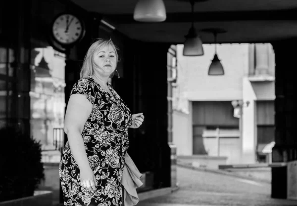 Feliz Mulher Com Excesso Peso Andando Rua Cidade Bom Dia — Fotografia de Stock