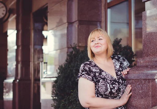 Happy Overweight Woman Walking City Street Good Day Sunny Portrait — Stock Photo, Image