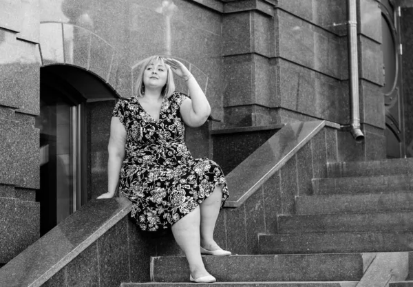 Glückliche Übergewichtige Frau Die Guten Tagen Durch Die Straßen Der — Stockfoto