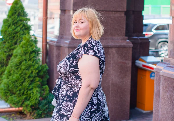 Happy Overweight Woman Walking City Street Good Day Sunny Portrait — Stock Photo, Image