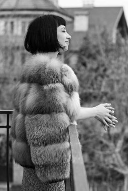 Elbise, kürk ve dantel elbiseli, esmer, güzel bir kadın. 