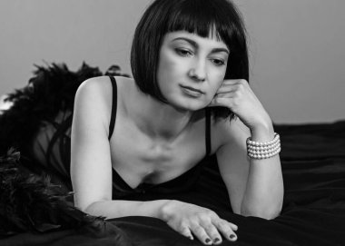 Elbise, kürk ve dantel elbiseli, esmer, güzel bir kadın. 