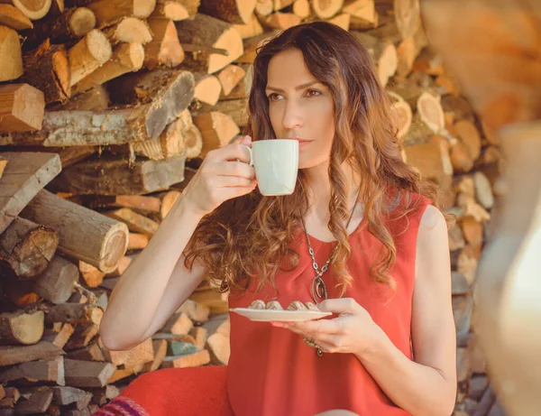 Feliz Americana Madura Morena Mujer Descansar Una Naturaleza Otoño — Foto de Stock