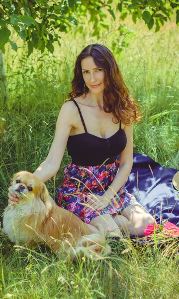 Mulher Morena Madura Feliz Vestido Romântico Tempo Quente Cena Natureza — Fotografia de Stock