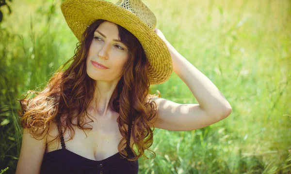 Mulher Morena Madura Feliz Vestido Romântico Tempo Quente Cena Natureza — Fotografia de Stock