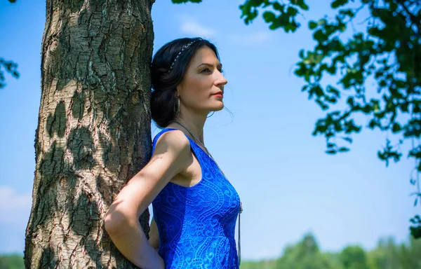 Romantik Elbiseli Olgun Esmer Kadın Sıcak Bir Zamanda Doğa Sahnesinde — Stok fotoğraf