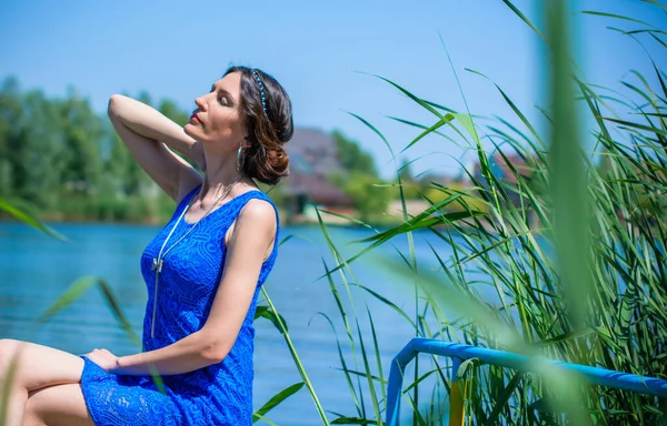 Glad Mogen Brunett Kvinna Romantisk Klänning Vid Varm Tid Natur — Stockfoto