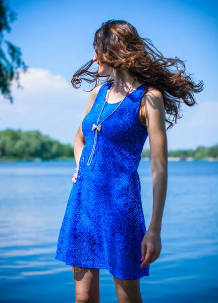 Mulher Morena Madura Feliz Vestido Romântico Tempo Quente Cena Natureza — Fotografia de Stock