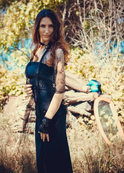 Mistyczna Dojrzała Kobieta Jesienią Wyglądają Jak Wiedźma Lesie Czarnej Sukience — Zdjęcie stockowe