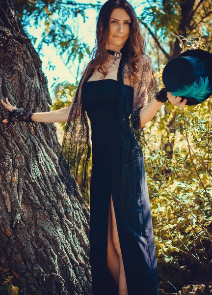 Mujer Madura Mística Otoño Ven Como Bruja Bosque Vestido Negro —  Fotos de Stock