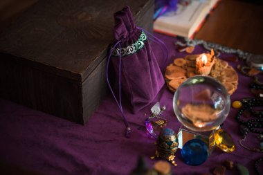 Eski dünya, büyü ritüeller ve kader tahmini için özellikler, bir masa üzerindeki ayrıntılar, okültizm konsepti