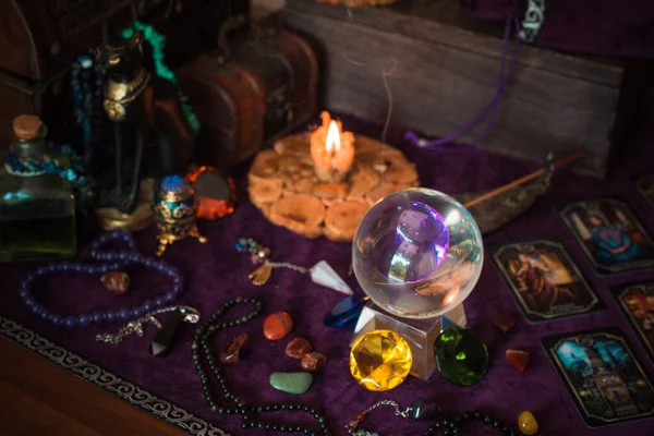旧世界 仪式和命运预测的魔法属性 女巫桌上的细节 神秘主义概念 — 图库照片