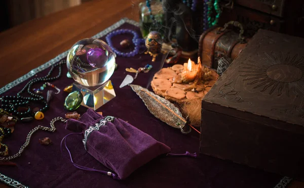 Eski dünya, büyü ritüeller ve kader tahmini için özellikler, bir masa üzerindeki ayrıntılar, okültizm konsepti